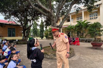 TRƯỜNG TIỂU HỌC NGUYỄN VĂN BÉ ĐÓN ĐOÀN CÔNG AN XÃ DRAY BHĂNG TUYÊN TRUYỀN PHÁP LUẬT CHO HỌC SINH
